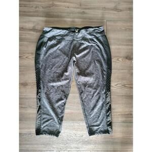 Grey capri activewear legging pants